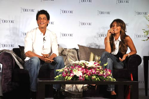 Happy Birthday किंग खान । रैंप पर गौरी संग शाहरुख