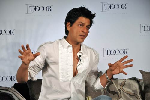 Happy Birthday किंग खान । रैंप पर गौरी संग शाहरुख