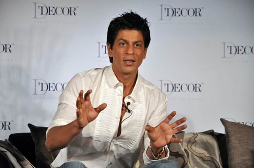 Happy Birthday किंग खान । रैंप पर गौरी संग शाहरुख