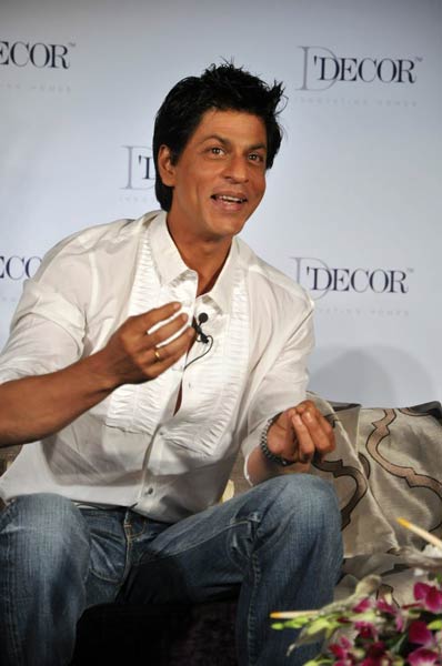 Happy Birthday किंग खान । रैंप पर गौरी संग शाहरुख