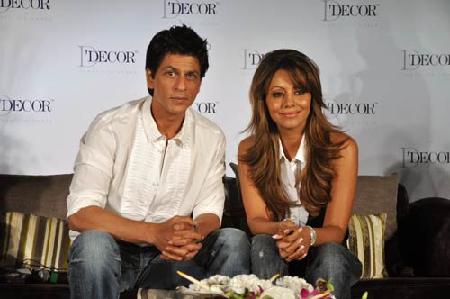 Happy Birthday किंग खान । रैंप पर गौरी संग शाहरुख