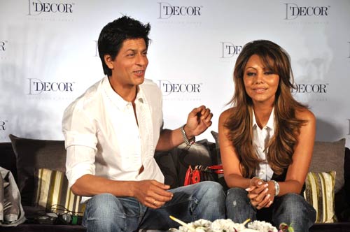 Happy Birthday किंग खान । रैंप पर गौरी संग शाहरुख