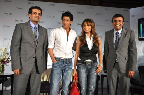 Happy Birthday किंग खान । रैंप पर गौरी संग शाहरुख