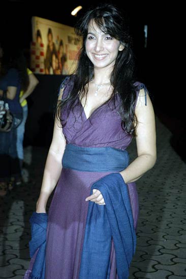 '...फैमिली' की स्‍क्रीनिंग में सितारों का जलवा | ग्लैमर का तड़का