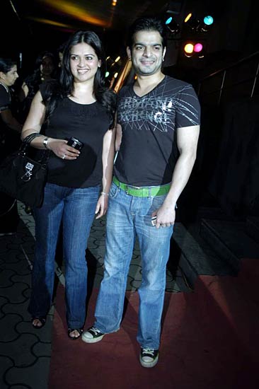 '...फैमिली' की स्‍क्रीनिंग में सितारों का जलवा | ग्लैमर का तड़का