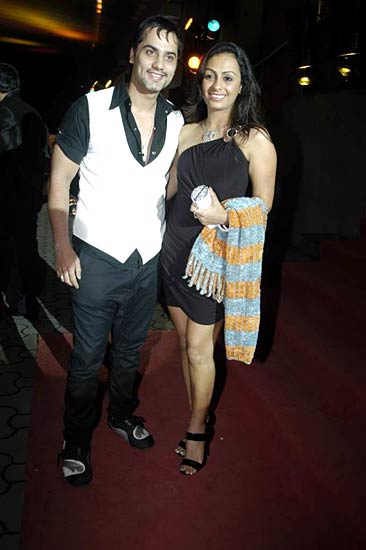 '...फैमिली' की स्‍क्रीनिंग में सितारों का जलवा | ग्लैमर का तड़का