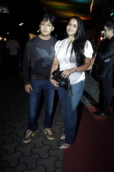 '...फैमिली' की स्‍क्रीनिंग में सितारों का जलवा | ग्लैमर का तड़का