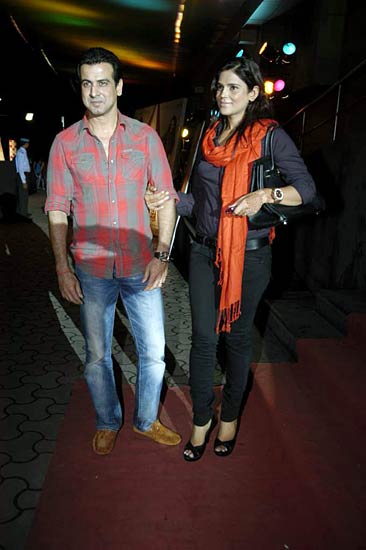 '...फैमिली' की स्‍क्रीनिंग में सितारों का जलवा | ग्लैमर का तड़का