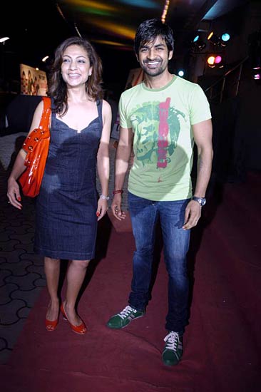 '...फैमिली' की स्‍क्रीनिंग में सितारों का जलवा | ग्लैमर का तड़का