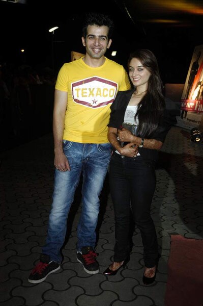 '...फैमिली' की स्‍क्रीनिंग में सितारों का जलवा | ग्लैमर का तड़का