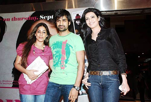 '...फैमिली' की स्‍क्रीनिंग में सितारों का जलवा | ग्लैमर का तड़का