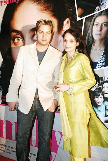 '...फैमिली' की स्‍क्रीनिंग में सितारों का जलवा | ग्लैमर का तड़का