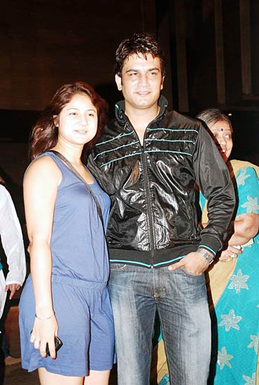 '...फैमिली' की स्‍क्रीनिंग में सितारों का जलवा | ग्लैमर का तड़का