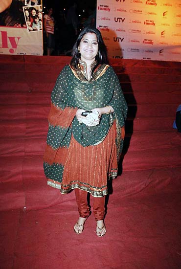 '...फैमिली' की स्‍क्रीनिंग में सितारों का जलवा | ग्लैमर का तड़का