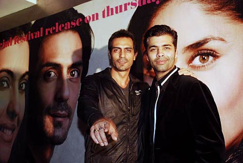 '...फैमिली' की स्‍क्रीनिंग में सितारों का जलवा | ग्लैमर का तड़का