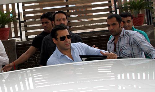 'दबंग' के प्रमोशन में जुटे सलमान-सोनाक्षी