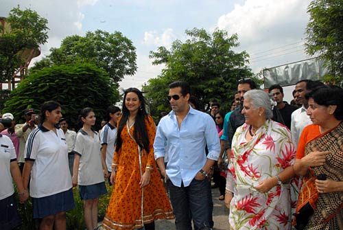 'दबंग' के प्रमोशन में जुटे सलमान-सोनाक्षी