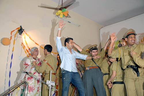 'दबंग' के प्रमोशन में जुटे सलमान-सोनाक्षी