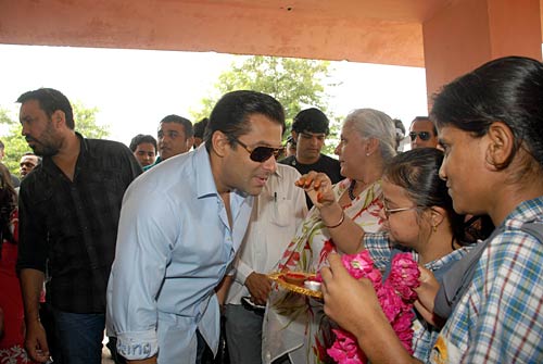 'दबंग' के प्रमोशन में जुटे सलमान-सोनाक्षी