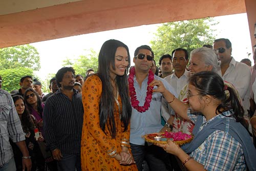 'दबंग' के प्रमोशन में जुटे सलमान-सोनाक्षी