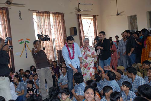 'दबंग' के प्रमोशन में जुटे सलमान-सोनाक्षी