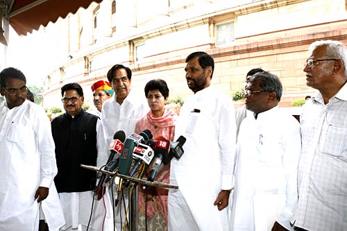 संसद की सडक से एक दिन की चहलपहल...