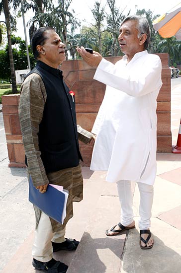 संसद की सडक से एक दिन की चहलपहल...