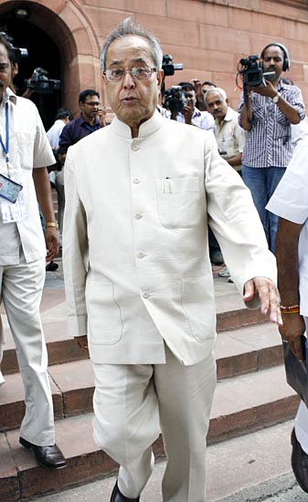 संसद की सडक से एक दिन की चहलपहल...