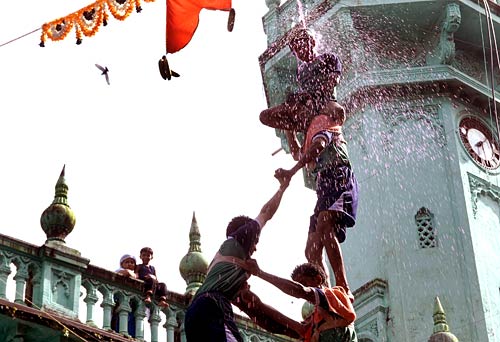 मुंबई में जन्‍माष्‍टमी की धूम...