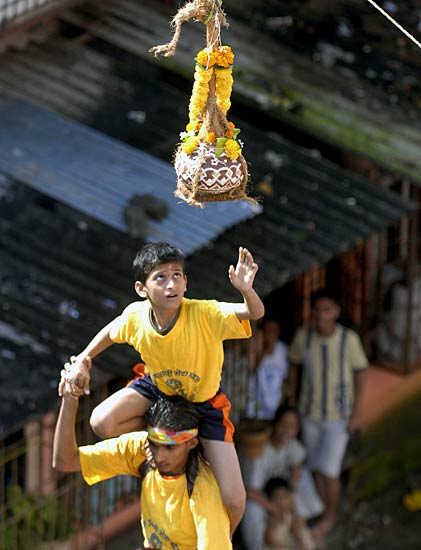 मुंबई में जन्‍माष्‍टमी की धूम...