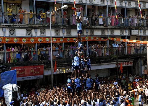 मुंबई में जन्‍माष्‍टमी की धूम...