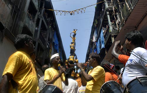 मुंबई में जन्‍माष्‍टमी की धूम...