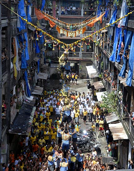 मुंबई में जन्‍माष्‍टमी की धूम...