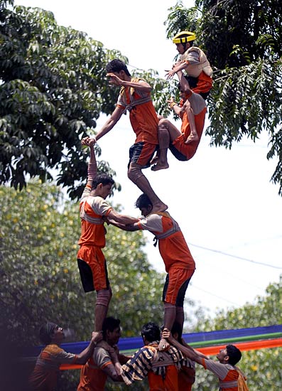 मुंबई में जन्‍माष्‍टमी की धूम...