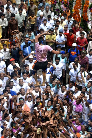 मुंबई में जन्‍माष्‍टमी की धूम...