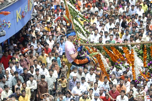 मुंबई में जन्‍माष्‍टमी की धूम...