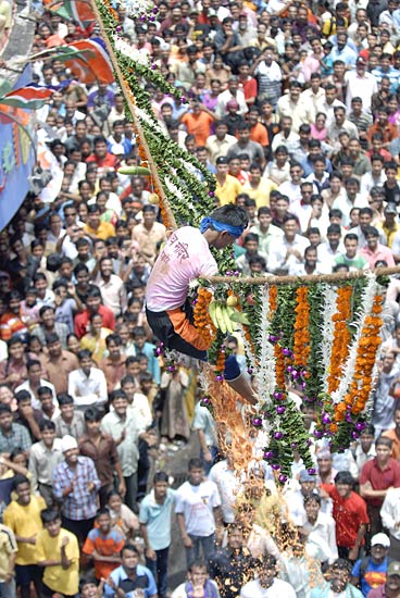 मुंबई में जन्‍माष्‍टमी की धूम...