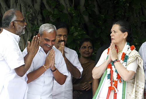 कांग्रेस अध्यक्ष पद के लिए सोनिया ने भरा नामांकन पत्र