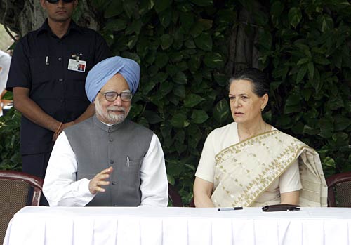 कांग्रेस अध्यक्ष पद के लिए सोनिया ने भरा नामांकन पत्र