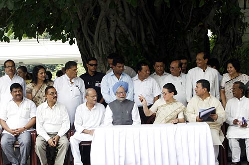 कांग्रेस अध्यक्ष पद के लिए सोनिया ने भरा नामांकन पत्र