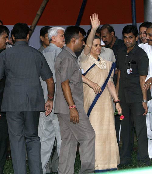 सोनिया गांधी चौथी बार बनीं कांग्रेस अध्‍यक्ष...