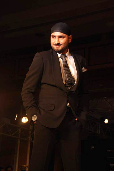 'फैशन टूर 2010' में सितारों का जलवा | सितारों की मस्ती