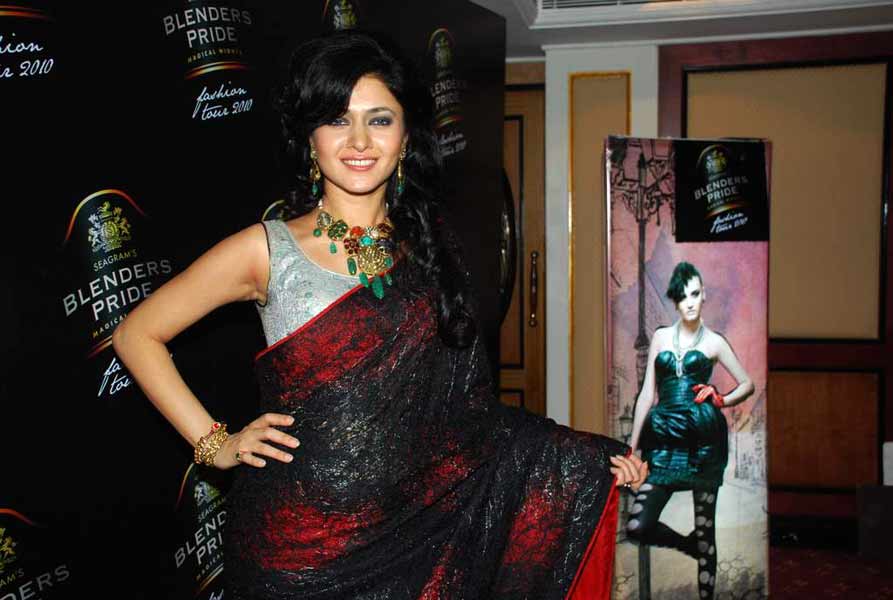 'फैशन टूर 2010' में सितारों का जलवा | सितारों की मस्ती