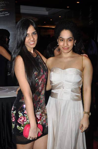 'फैशन टूर 2010' में सितारों का जलवा | सितारों की मस्ती