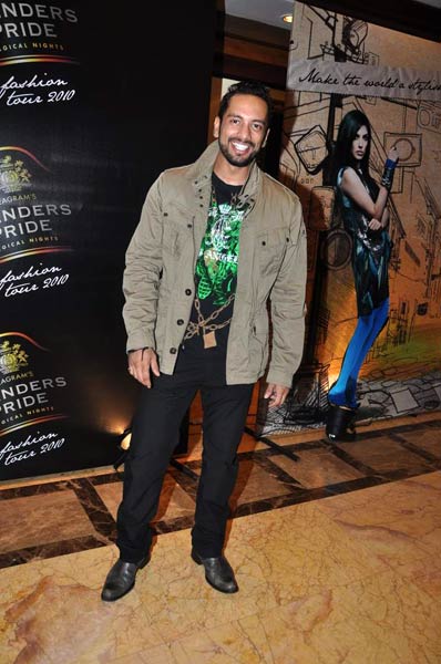 'फैशन टूर 2010' में सितारों का जलवा | सितारों की मस्ती