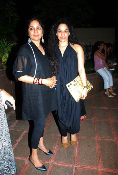 'फैशन टूर 2010' में सितारों का जलवा | सितारों की मस्ती