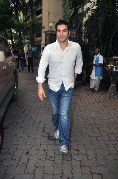 दबंग के प्रीमियर पर जुटे बॉलीवुड सितारे | 'दबंग' का दम