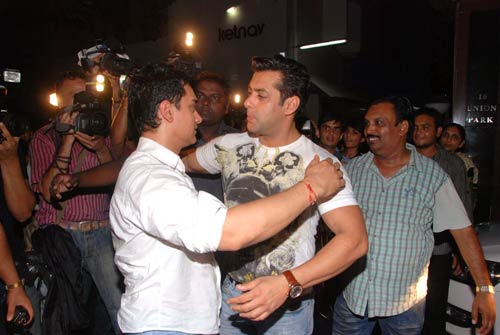 दबंग के प्रीमियर पर जुटे बॉलीवुड सितारे | 'दबंग' का दम