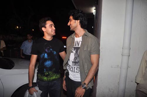 दबंग के प्रीमियर पर जुटे बॉलीवुड सितारे | 'दबंग' का दम