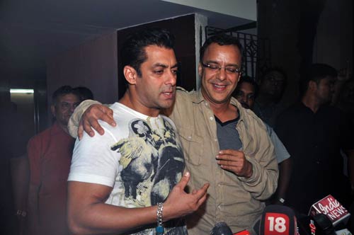 दबंग के प्रीमियर पर जुटे बॉलीवुड सितारे | 'दबंग' का दम